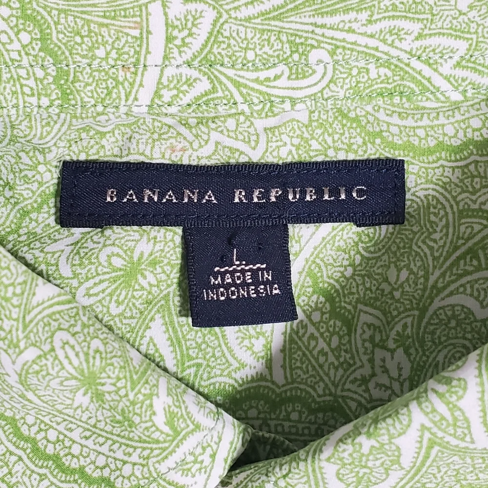 Banana Republic Men's Button Up Shirt‎ Green Paisley Long Sleeve. Size: L